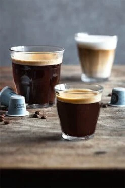De Koffiejongens - Decaf - Nespresso Cups - 100% Biologisch Afbreekbaar - 60 Cups - 100% Nespresso Compatible 4 De Koffiejongens - Decaf - Nespresso Cups - 100% Biologisch Afbreekbaar - 60 Cups - 100% Nespresso Compatible -Lavazza Winkel 800x1200 13