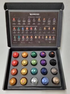 Koffie Proeverij Pakket Met 20 Stuks Verschillende Smaken En Mystery Card 'Enjoy The Sweet Moment' Met Persoonlijke (video) Boodschap | Verjaardag | Sinterklaas | Kerstpakket | Vaderdag | Moederdag | Jubileum | Valentijnsdag -Lavazza Winkel 899x1200 10